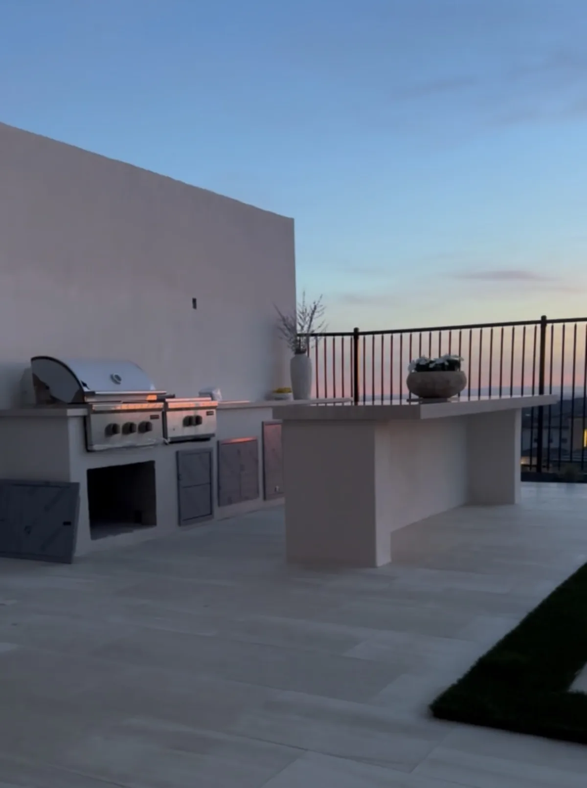 Landscaping detail β Outdoor kitchen built in grill bar by Pinnacle Pools and Landscape, Sacramento CA