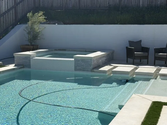Artificial Turf detail β Pool raised spa tanning ledge turf by Pinnacle Pools and Landscape, Sacramento CA