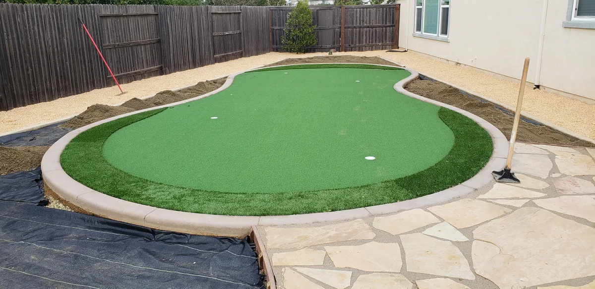 Artificial Turf detail β Putting green artificial turf backyard by Pinnacle Pools and Landscape, Sacramento CA